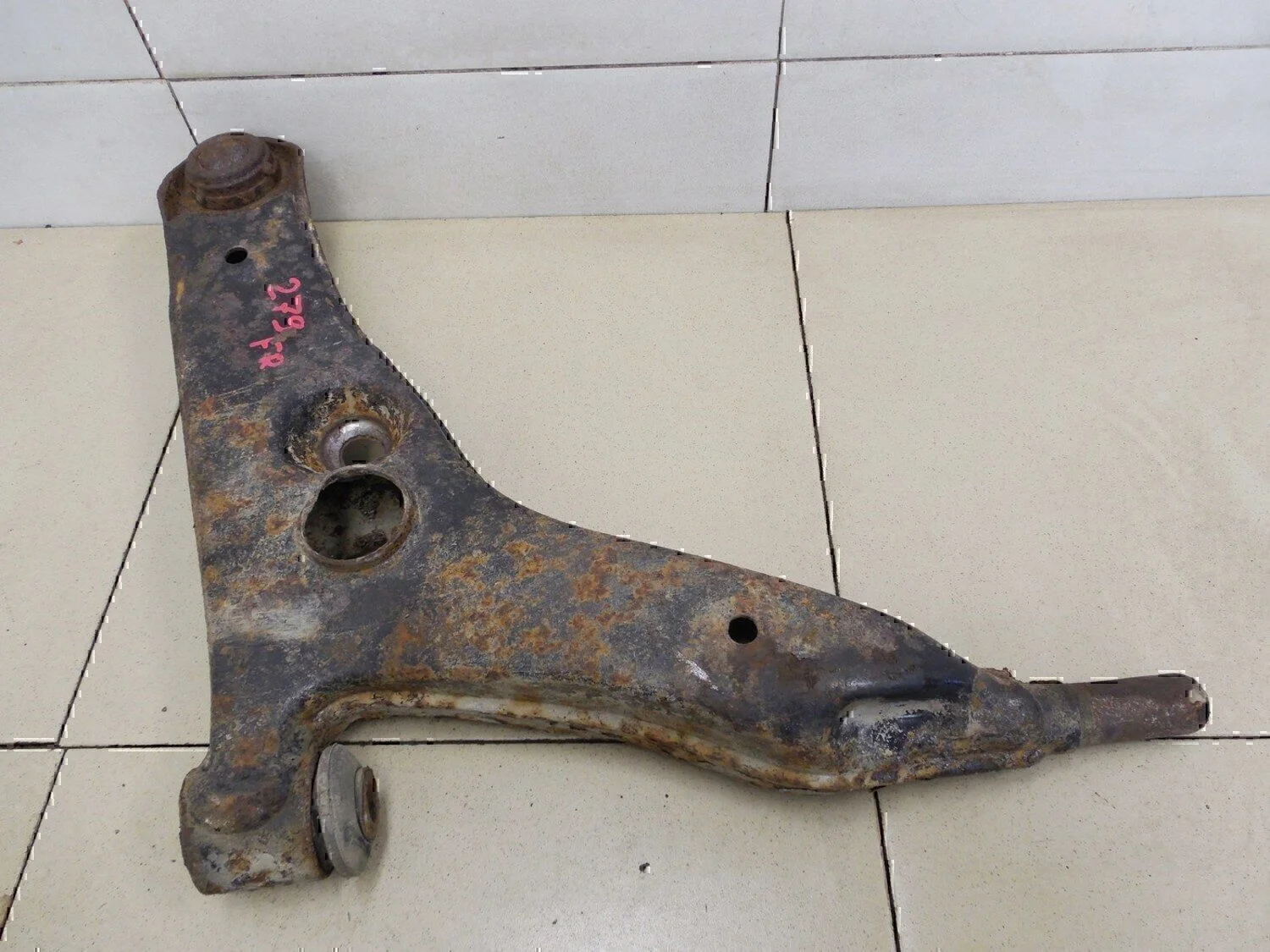 Рычаг передний правый MITSUBISHI Carisma (DA) 1999-2003 - изображение 1