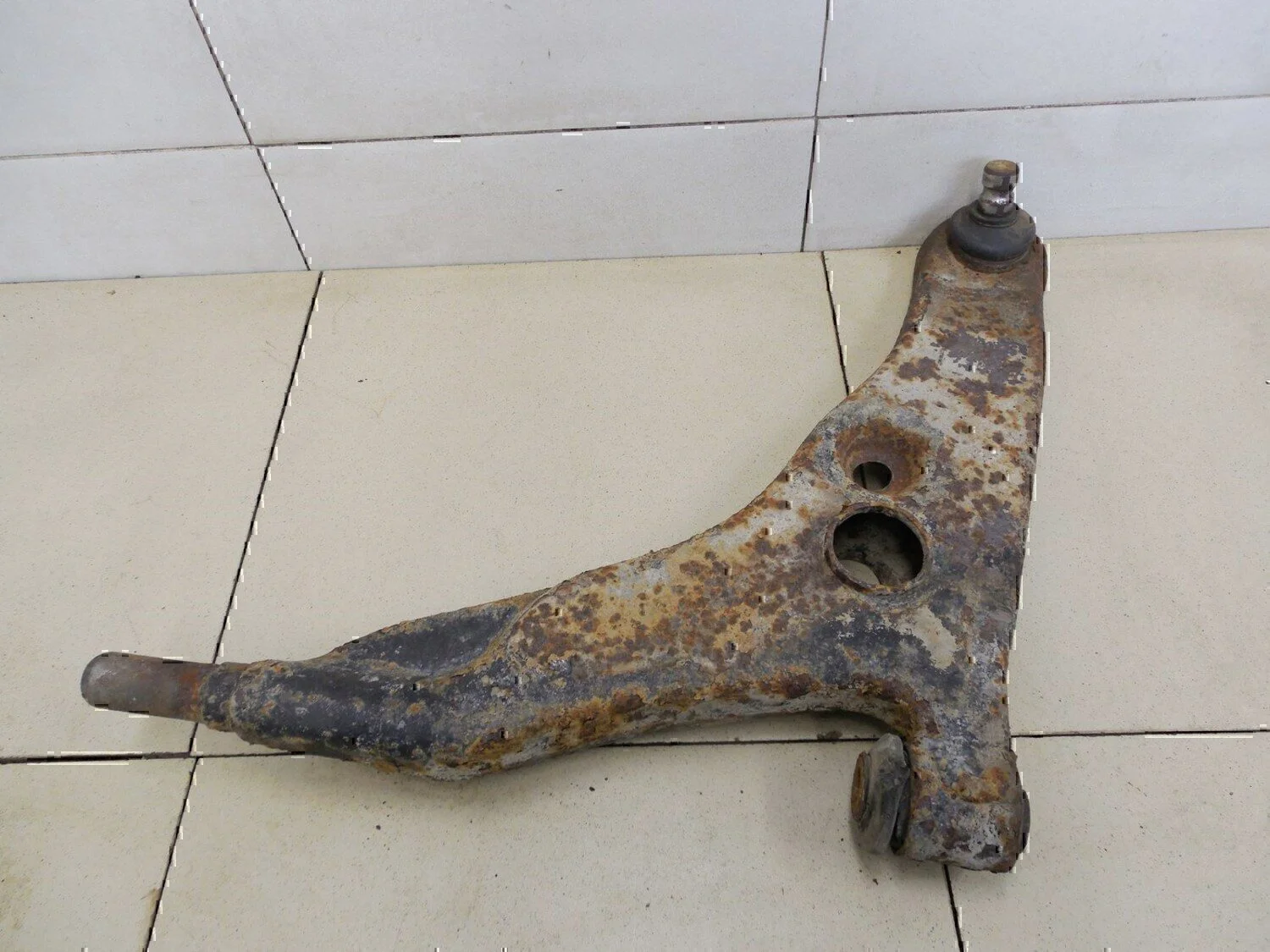 Рычаг передний правый MITSUBISHI Carisma (DA) 1999-2003 - миниатюра 3