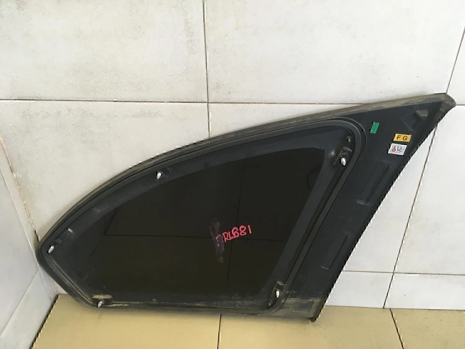 Стекло кузовное глухое левое Chevrolet Captiva (C100) 2006-2010 - миниатюра 4