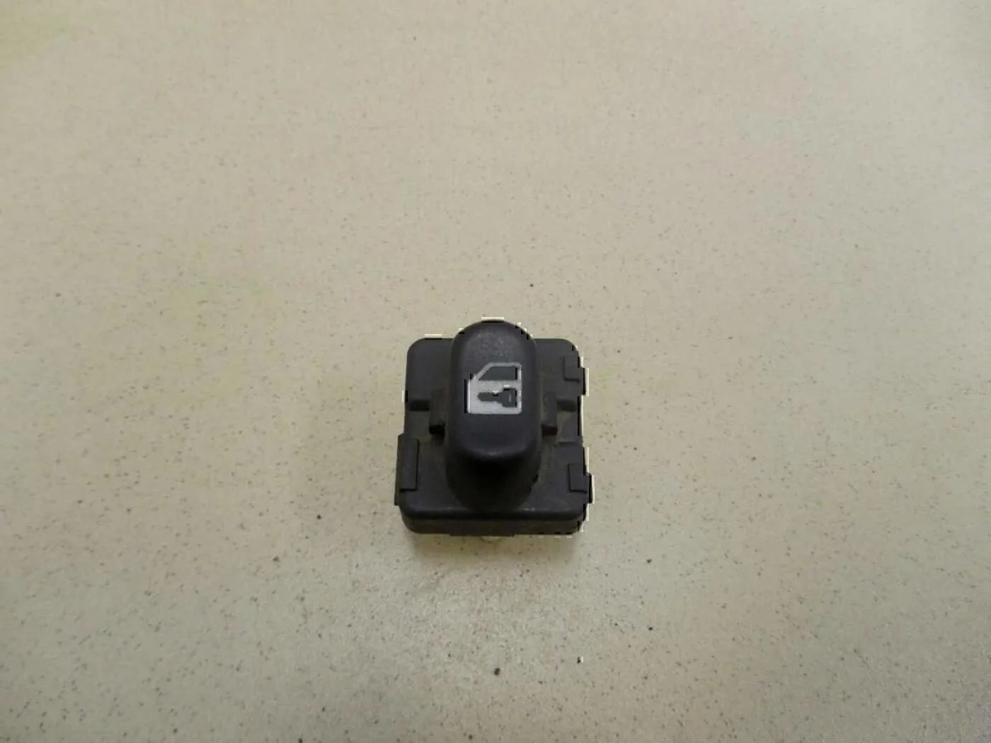 Кнопка центрального замка Chevrolet Alero 1999-2004 - изображение 1