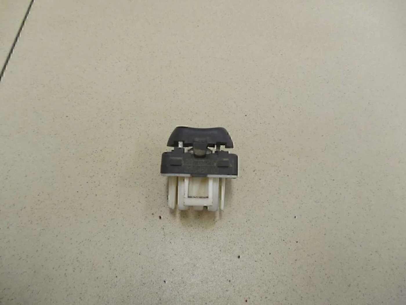 Кнопка центрального замка Chevrolet Alero 1999-2004 - миниатюра 2