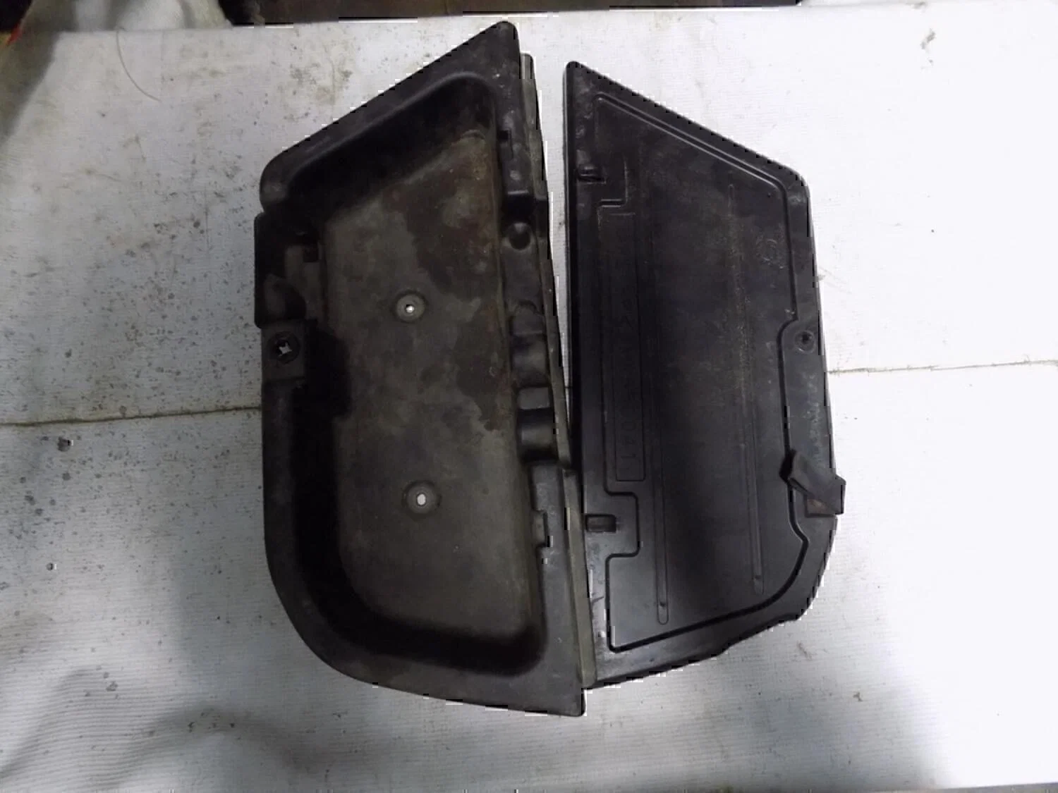Ящик для инструментов MITSUBISHI Lancer Cedia 2000-2003 - миниатюра 3