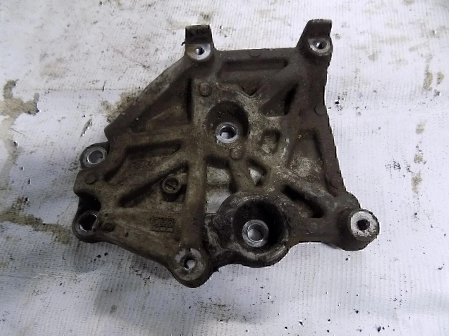 Кронштейн кондиционера MITSUBISHI Lancer Cedia 2000-2003 - миниатюра 3