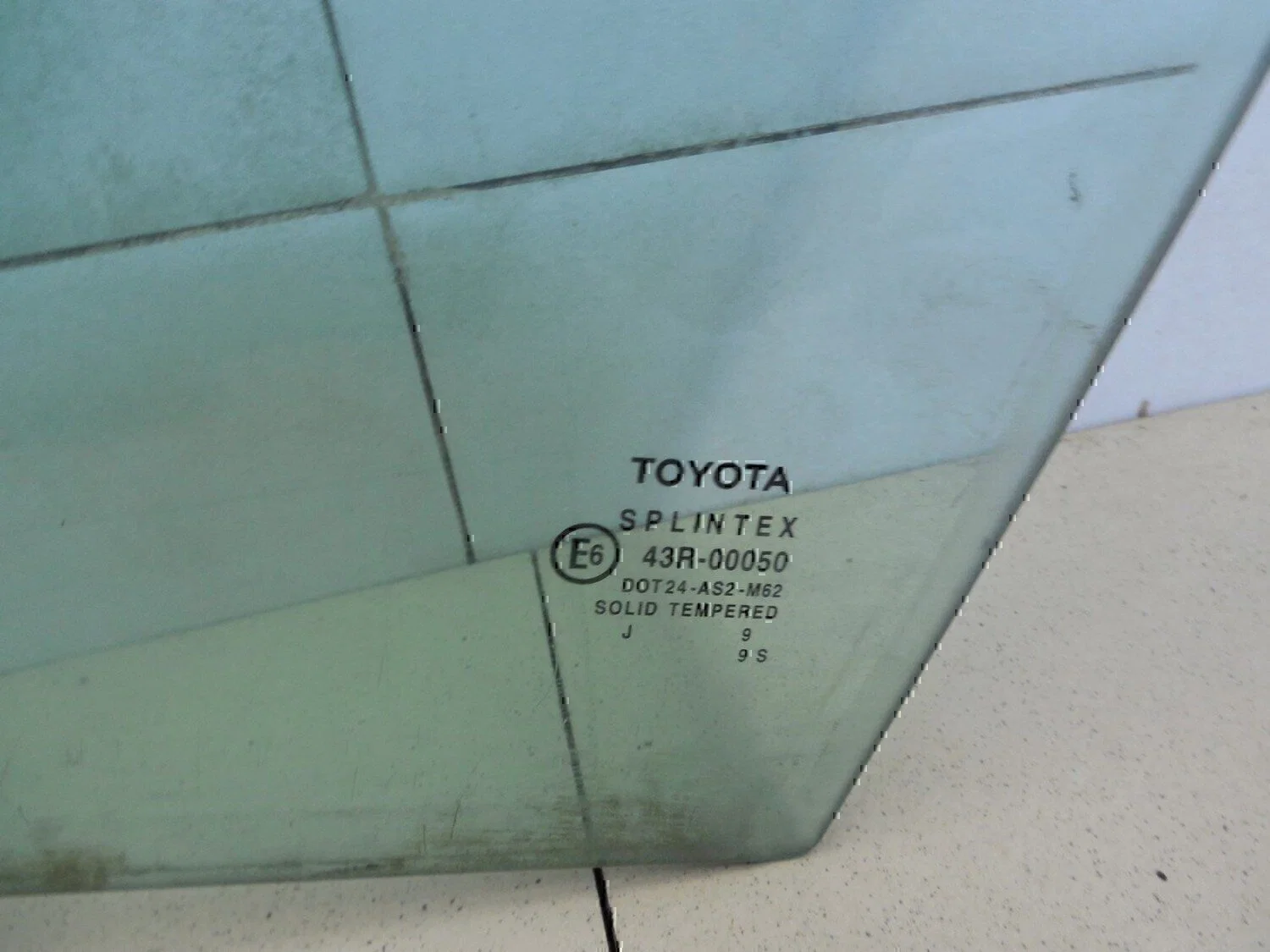 Стекло двери передней левой TOYOTA Avensis I 1997-2003 - миниатюра 2