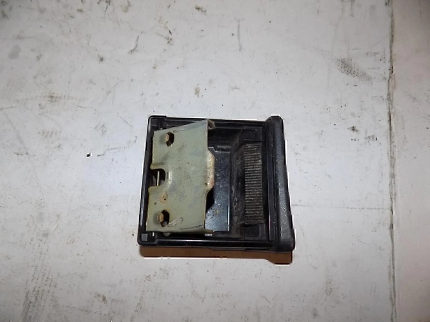 Пепельница передняя TOYOTA RAV 4 2000-2005 - миниатюра 2