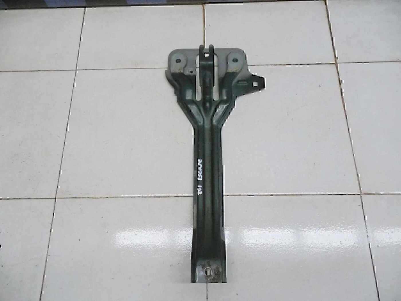 Кронштейн замка капота FORD Escape 2001-2006 - изображение 1