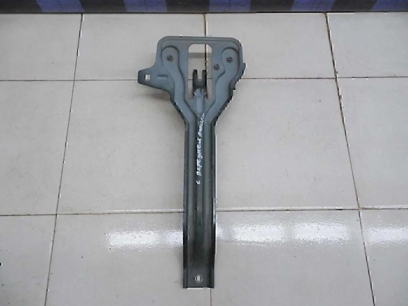Кронштейн замка капота FORD Escape 2001-2006 - миниатюра 2