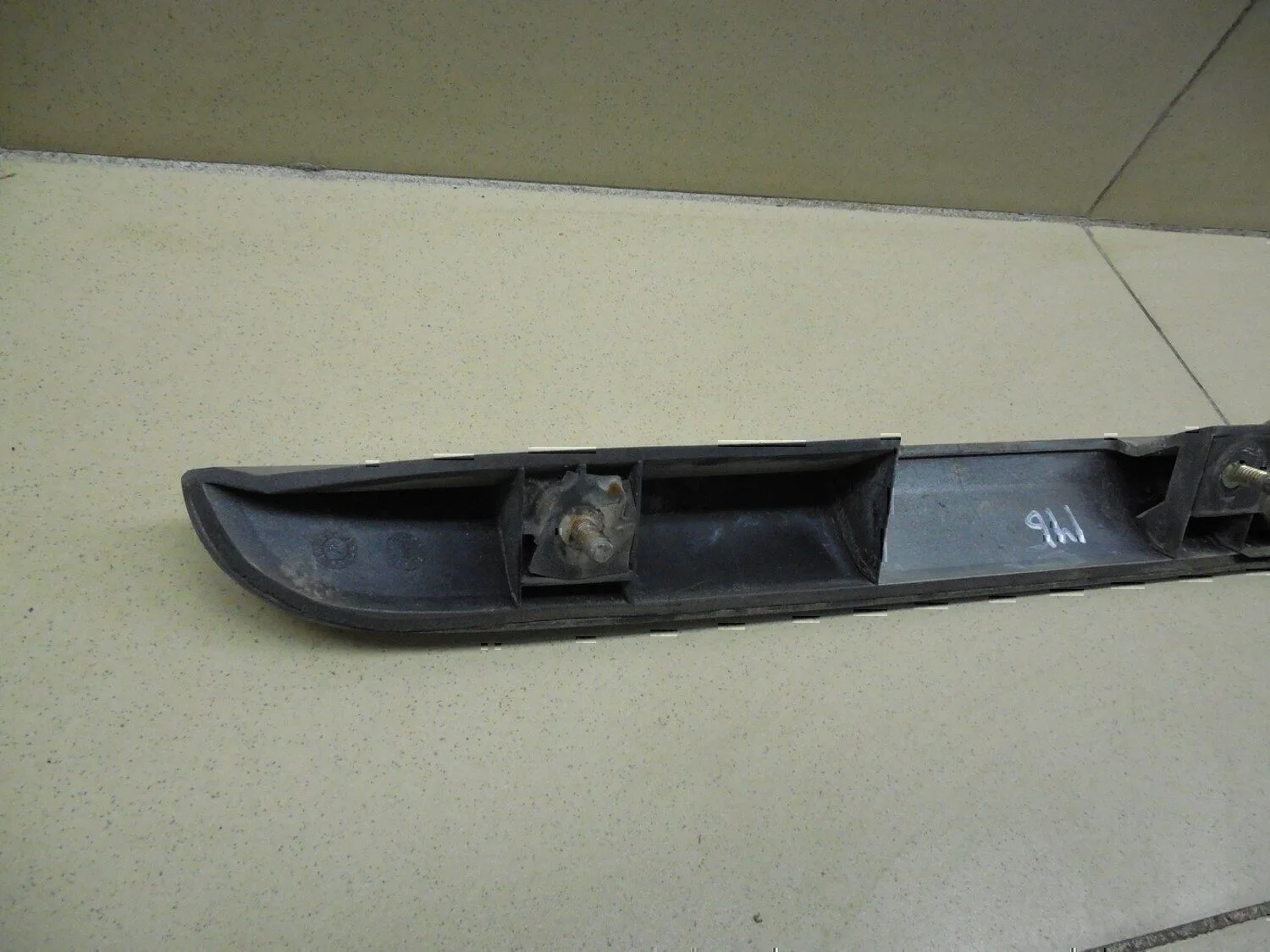 Накладка двери багажника MITSUBISHI Carisma (DA) 1999-2003 - миниатюра 8