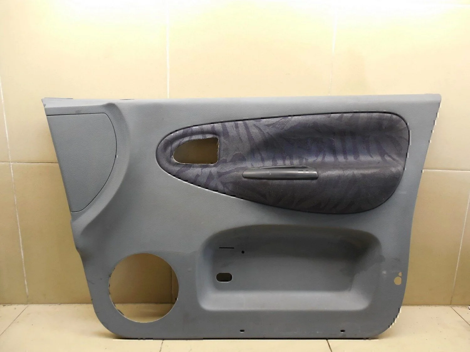 Обшивка двери передней правой RENAULT Scenic 1996-1999 - изображение 1