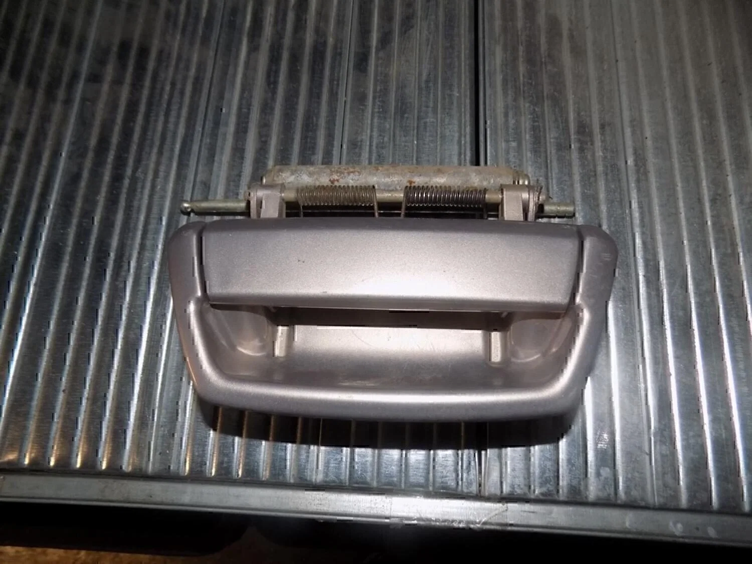 Ручка двери наружная правая GAZ Volga 31105 2004- - миниатюра 2
