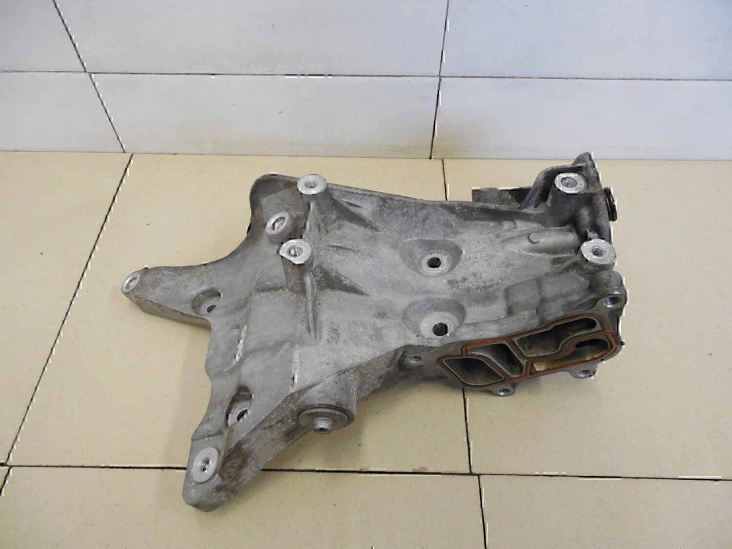 Кронштейн генератора SKODA Fabia 1999-2006 - миниатюра 2