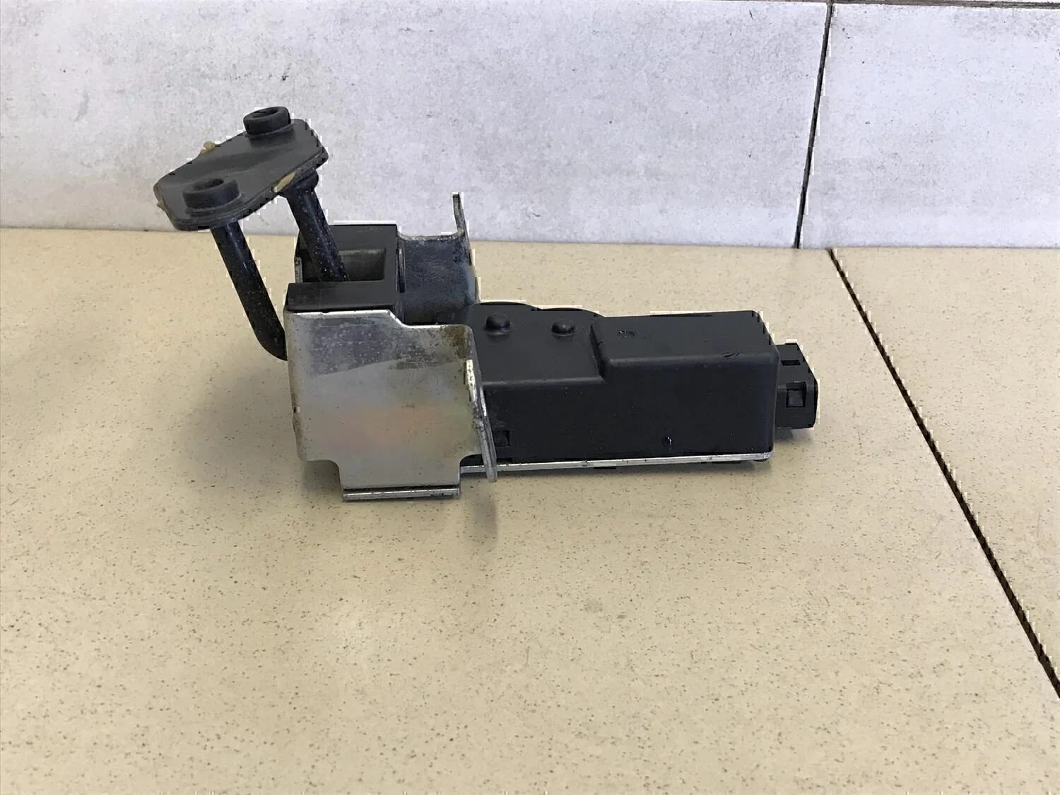 Замок багажника Chevrolet Captiva (C100) 2006-2010 - миниатюра 3