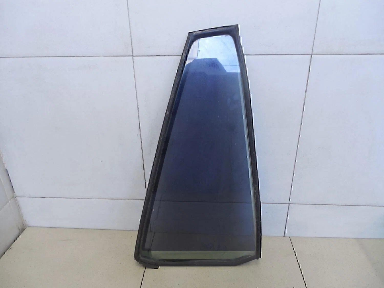 Стекло двери задней правой (форточка) TOYOTA RAV 4 2000-2005 - изображение 1
