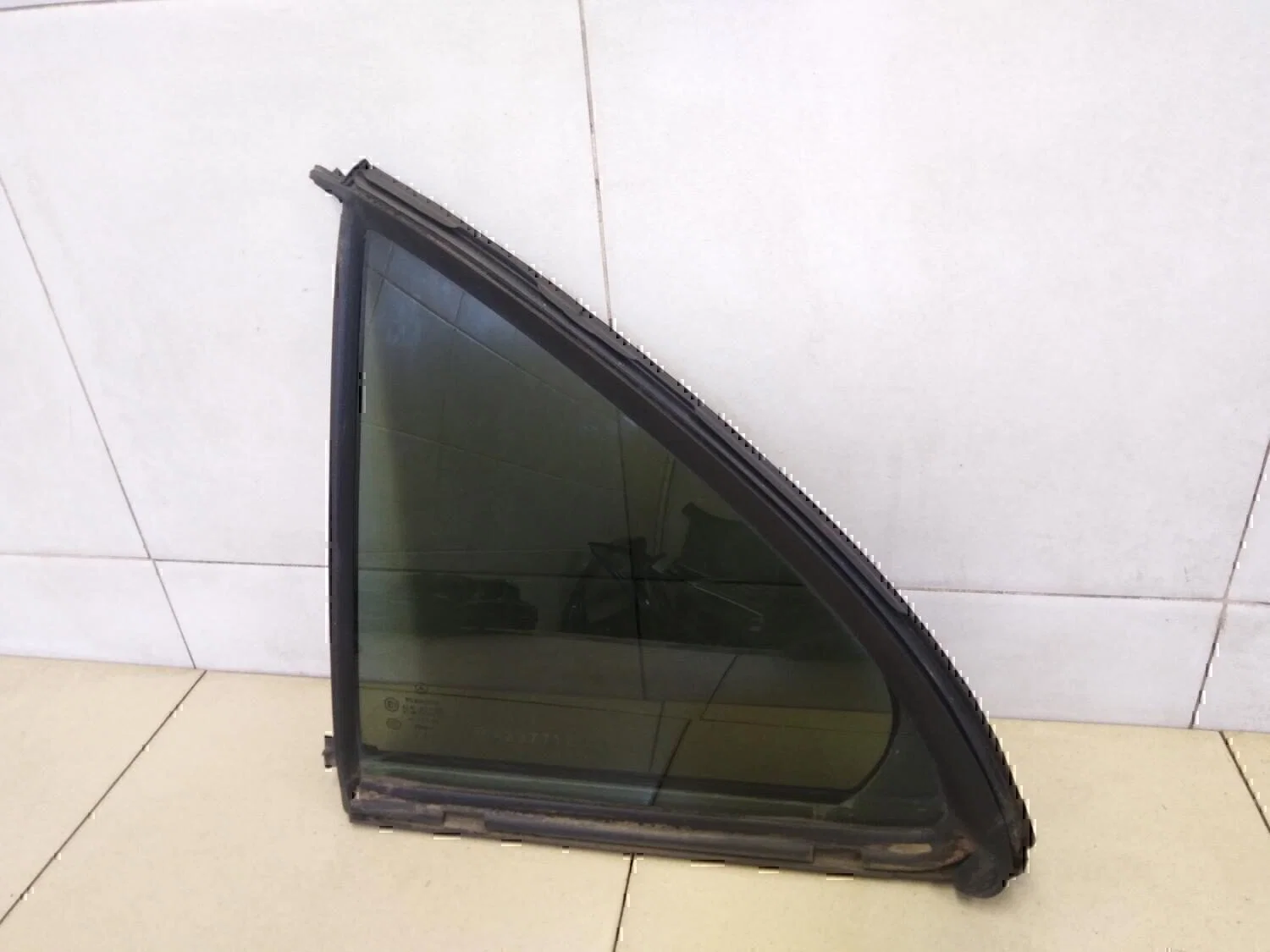 Стекло двери задней левой (форточка) MERCEDES-BENZ W203 2000-2006 - изображение 1