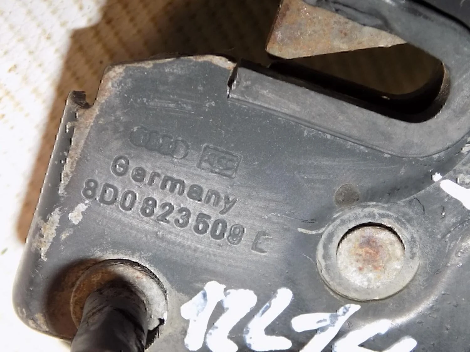 Замок капота Audi A4 [B5] 1994-2000 - миниатюра 2