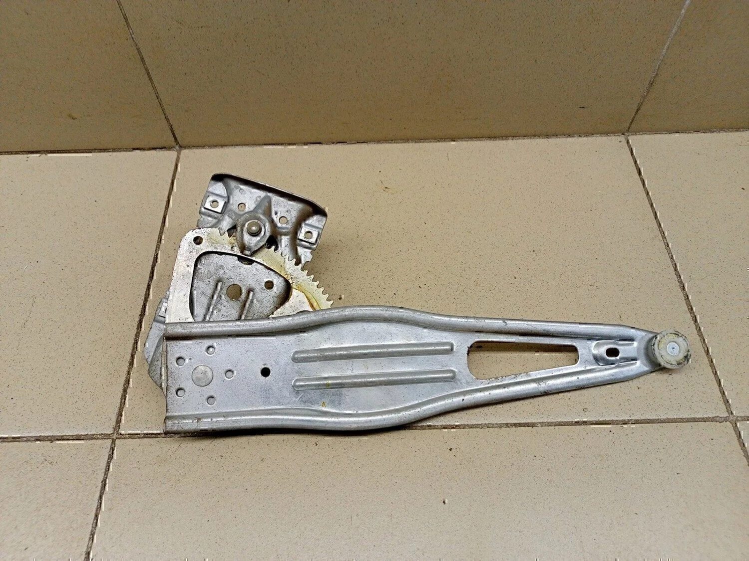 Стеклоподъемник механ. задний правый TOYOTA Yaris 2005-2011 - миниатюра 3