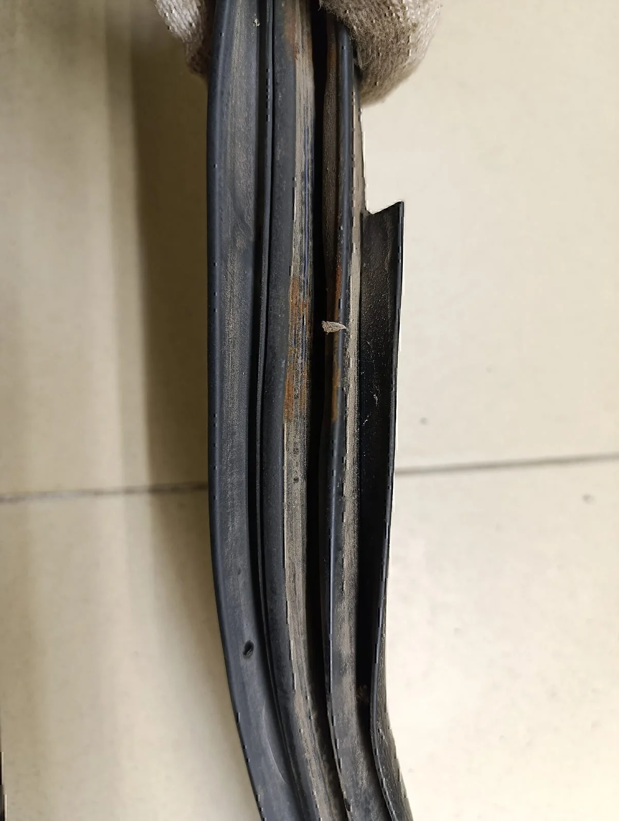 Уплотнитель (внутри) NISSAN Almera N16 2000-2006 - миниатюра 3