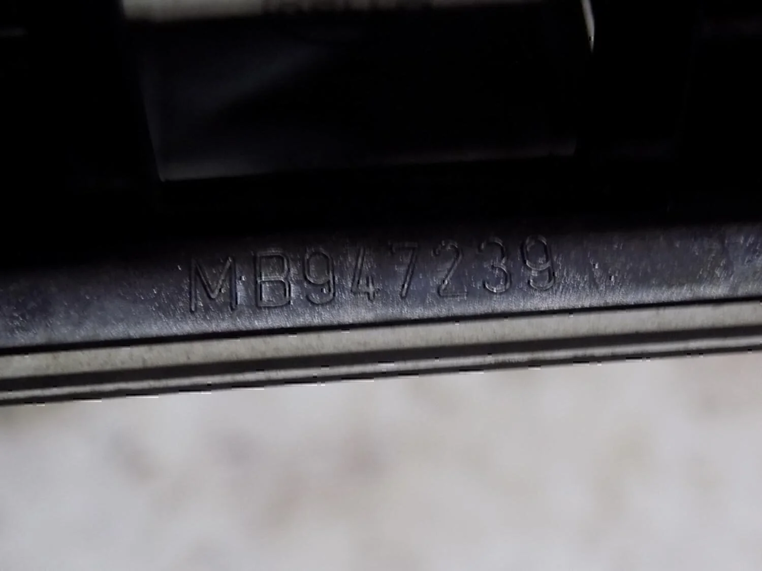 Плафон салонный MITSUBISHI Carisma (DA) 1995-1999 - миниатюра 3