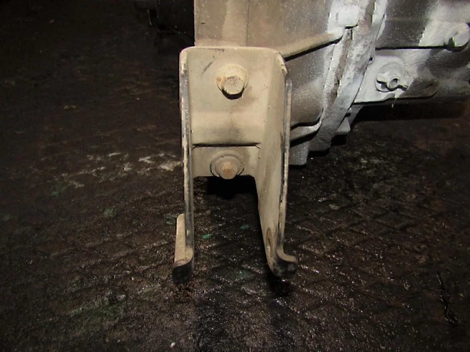 Кронштейн КПП MITSUBISHI Carisma (DA) 1995-1999 - миниатюра 2