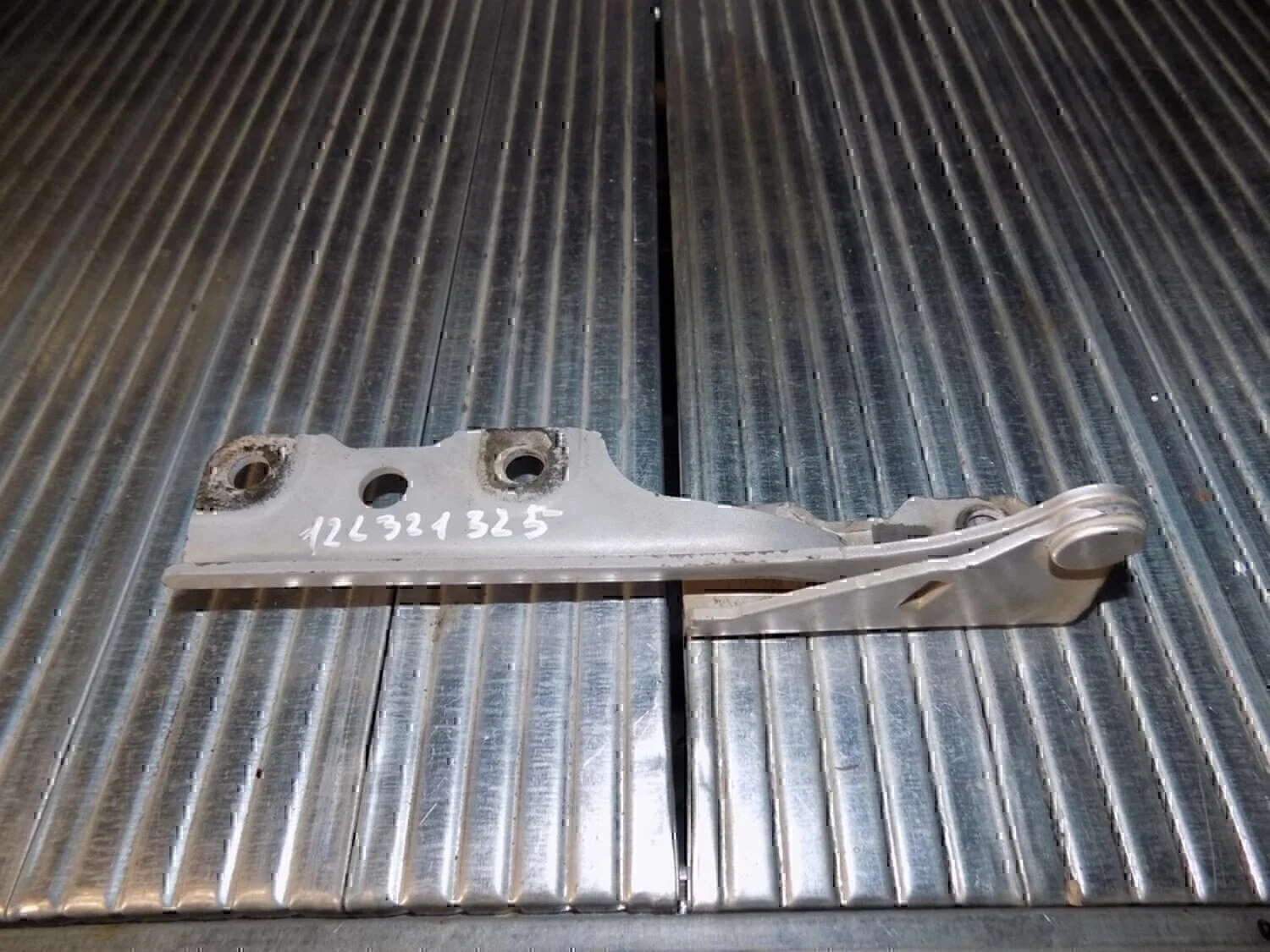 Петля капота левая MITSUBISHI Lancer Cedia 2000-2003 - изображение 1