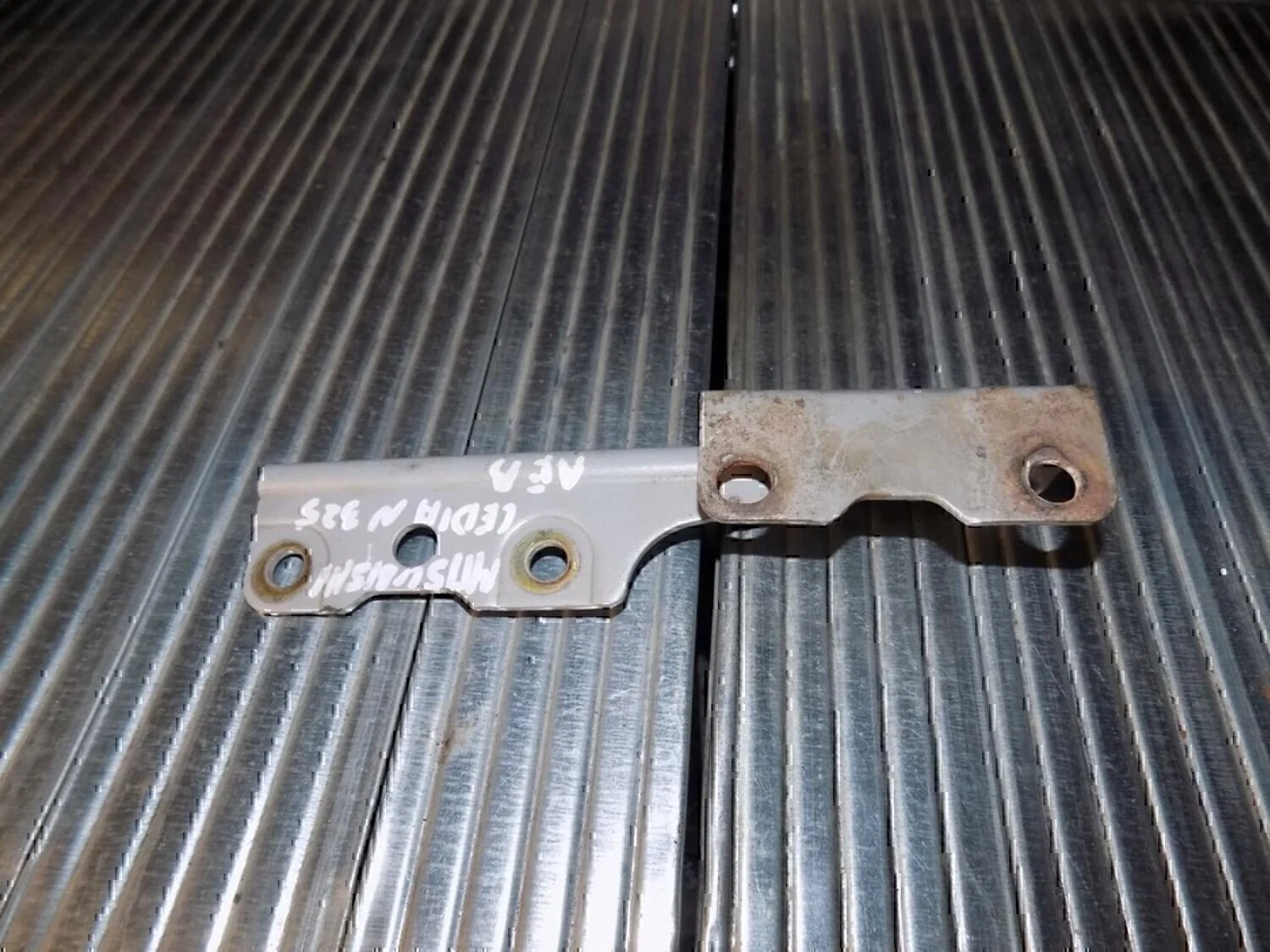 Петля капота левая MITSUBISHI Lancer Cedia 2000-2003 - миниатюра 2