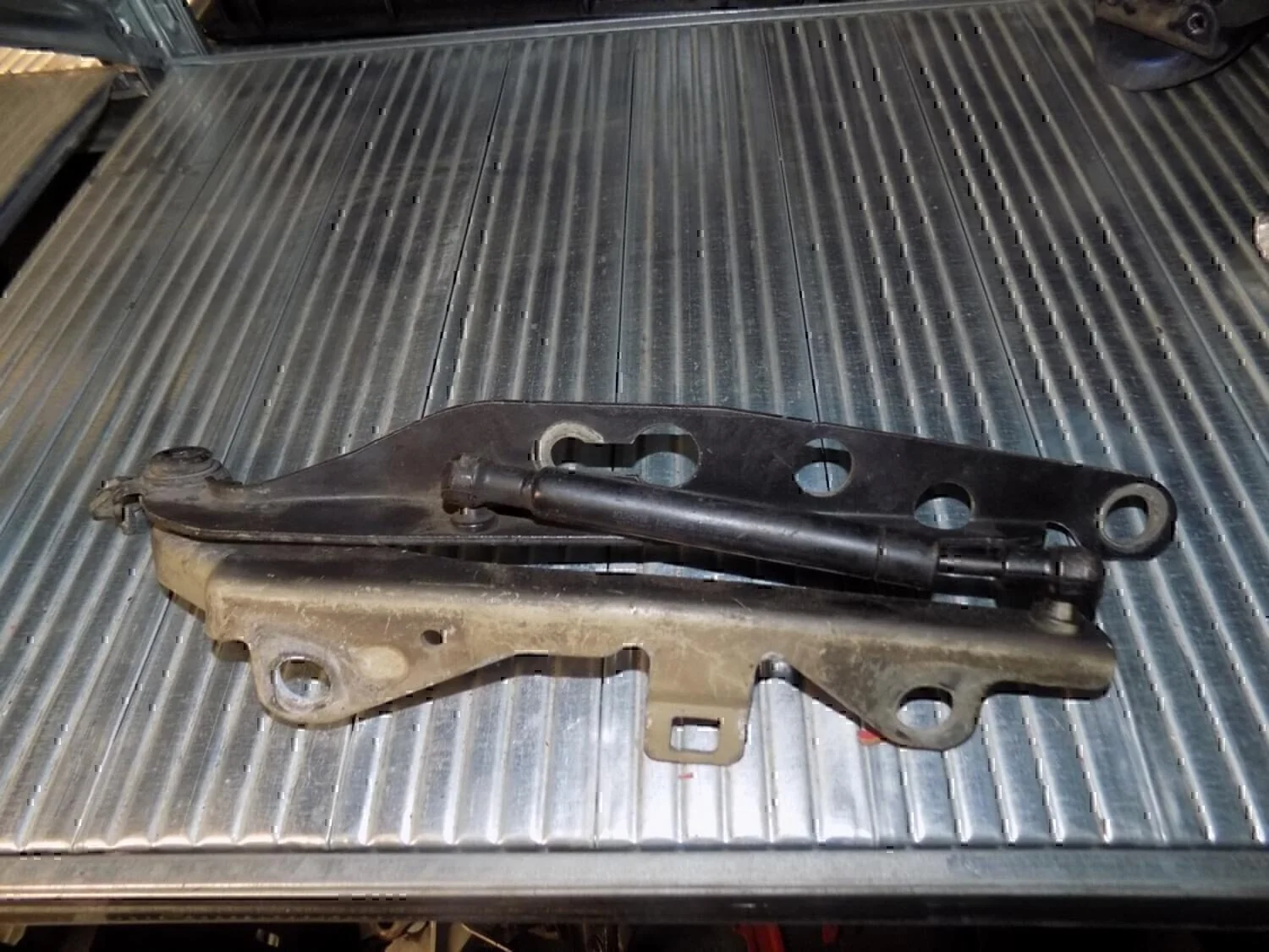 Петля капота левая VOLVO S60 2000-2009 - миниатюра 2