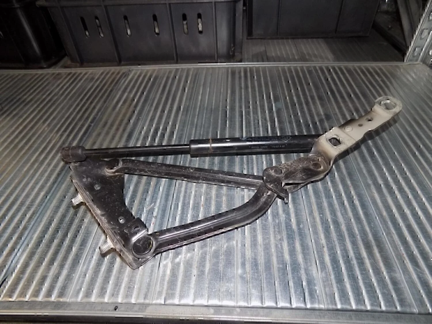 Петля крышки багажника RENAULT Megane II 2002-2009 - миниатюра 2
