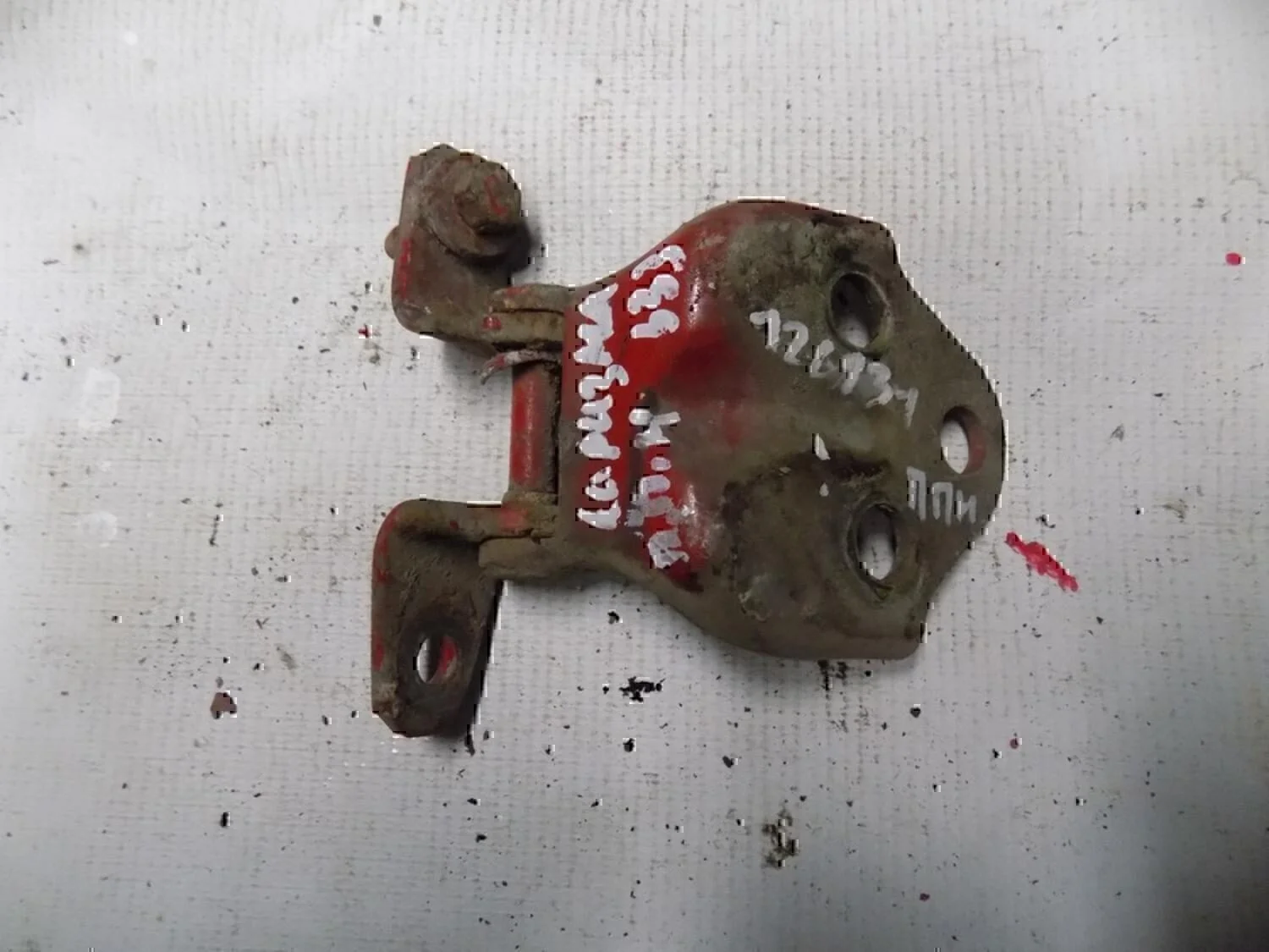Петля двери передней MITSUBISHI Carisma (DA) 1999-2003 - изображение 1