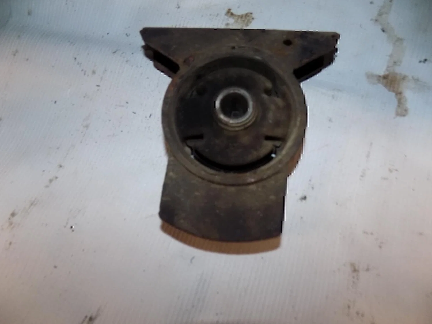 Опора КПП MITSUBISHI Carisma (DA) 1995-1999 - изображение 1
