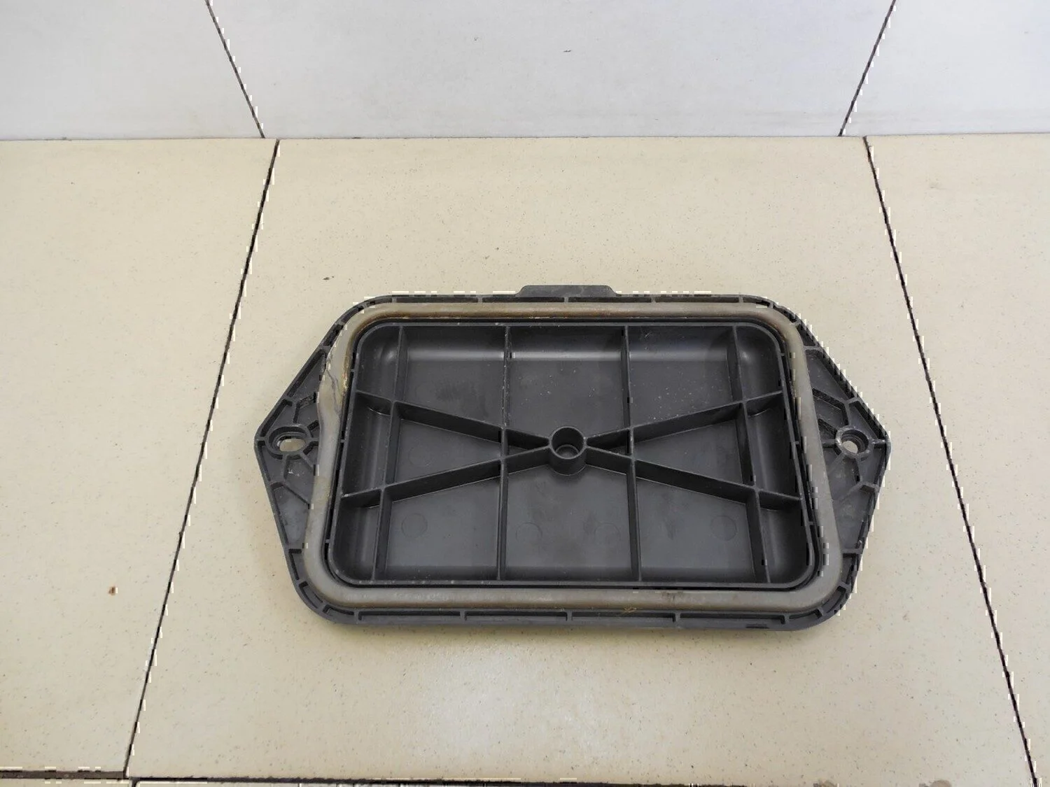 Накладка (кузов внутри) Audi Tiguan 2011-2016 - миниатюра 2