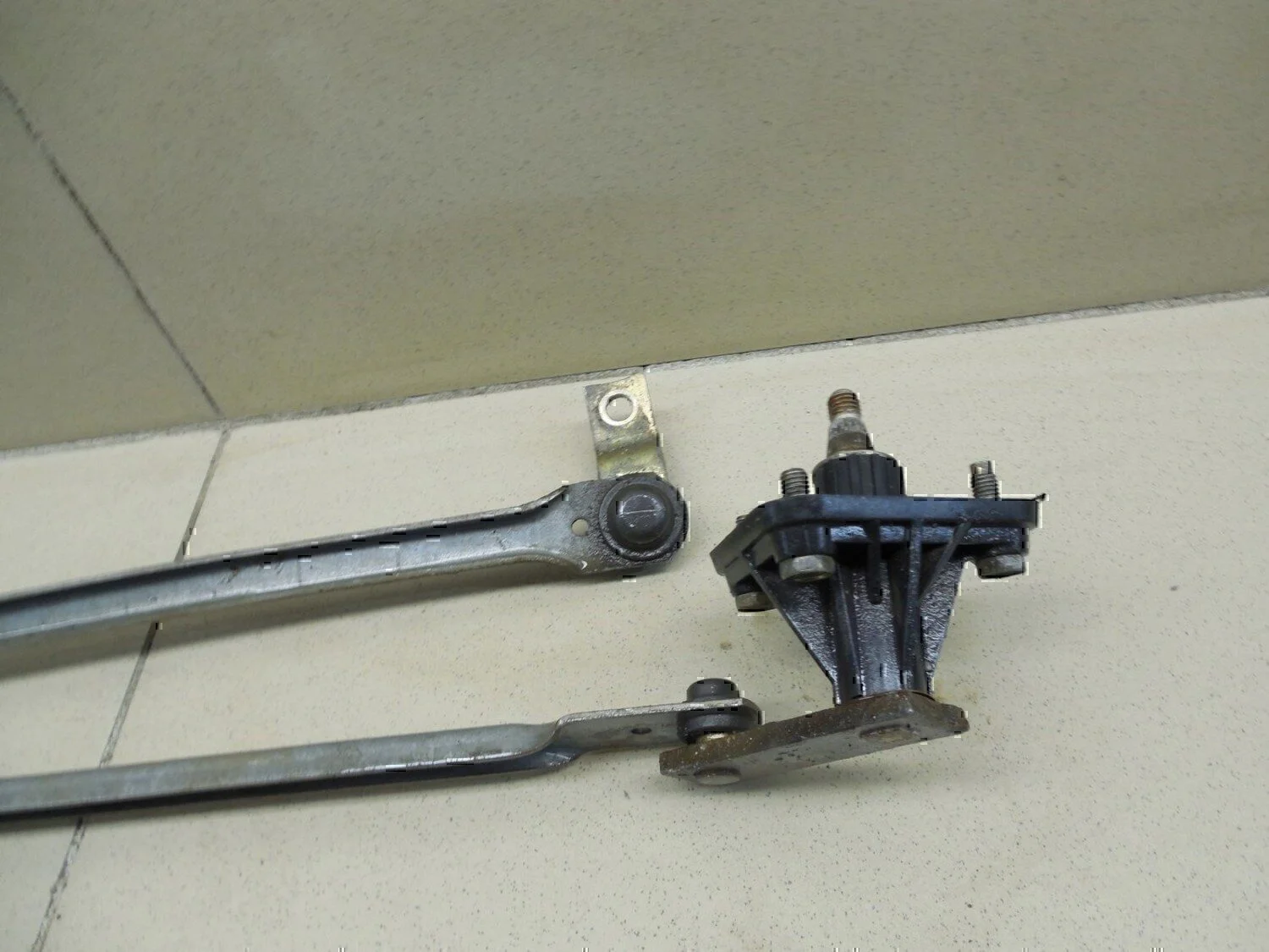Трапеция стеклоочистителей MITSUBISHI Carisma (DA) 1999-2003 - миниатюра 5