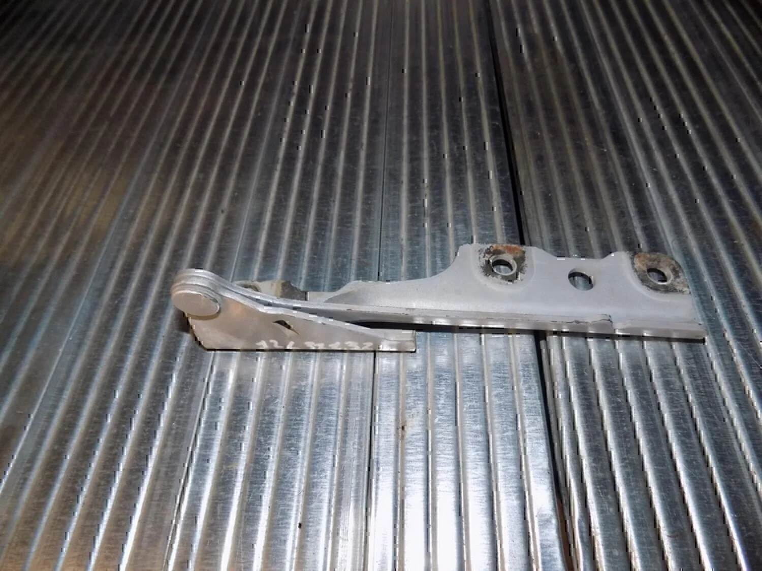 Петля капота правая MITSUBISHI Lancer Cedia 2000-2003 - изображение 1