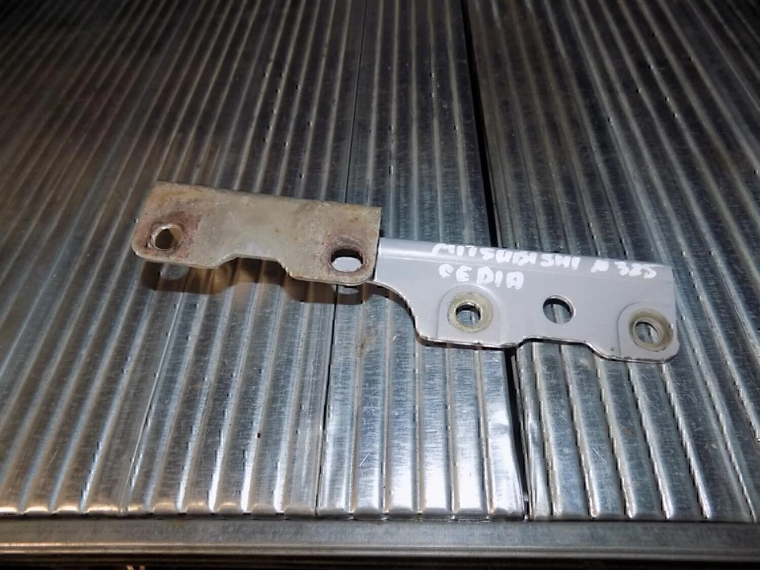 Петля капота правая MITSUBISHI Lancer Cedia 2000-2003 - миниатюра 2