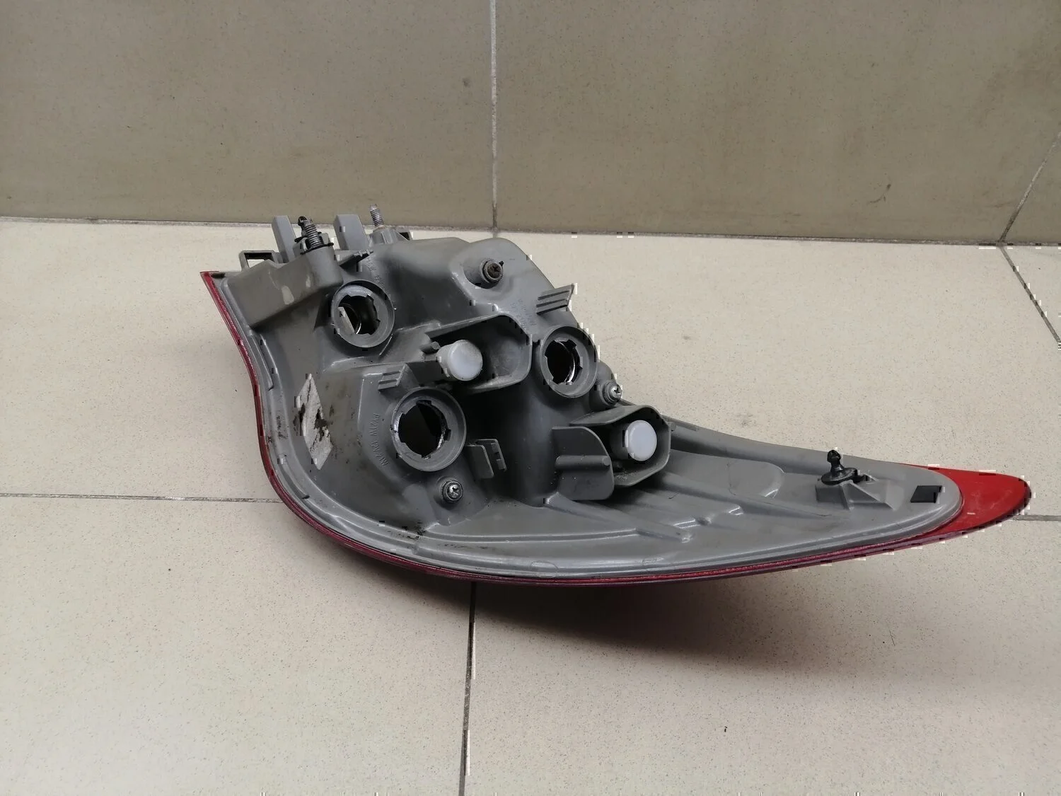 Фонарь задний наружный левый NISSAN Almera (G15) 2013> - миниатюра 4