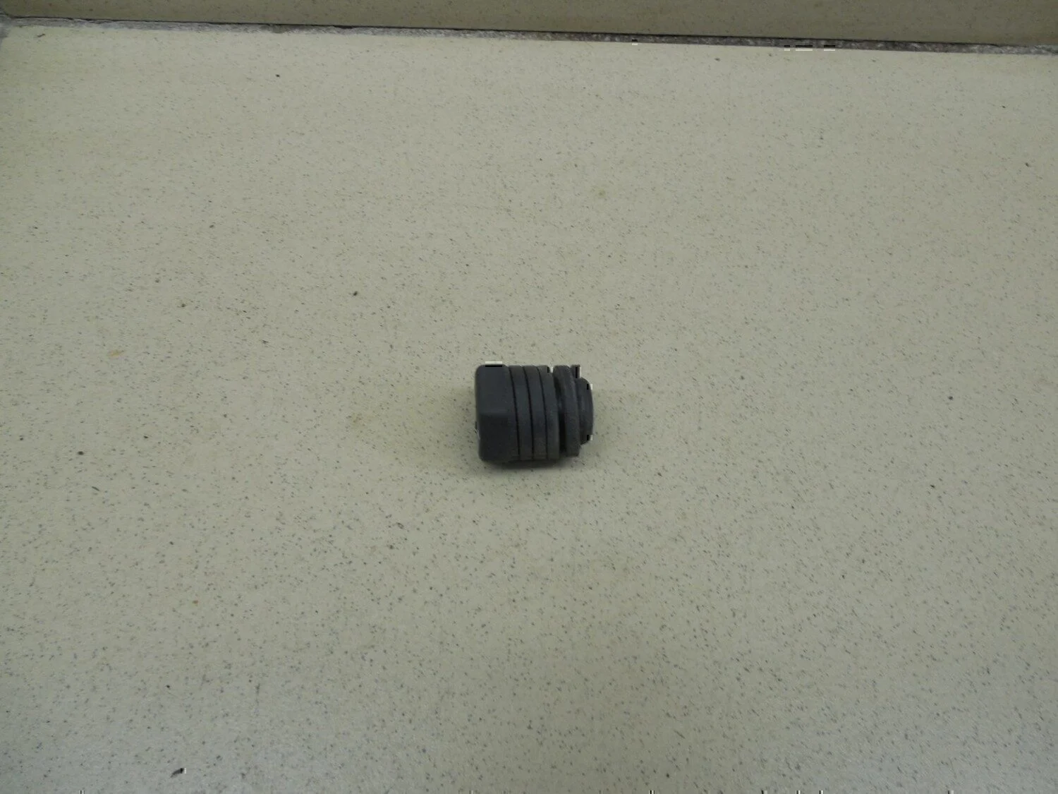 Отбойник капота Chevrolet Aveo (T200) 2003-2008 - миниатюра 3