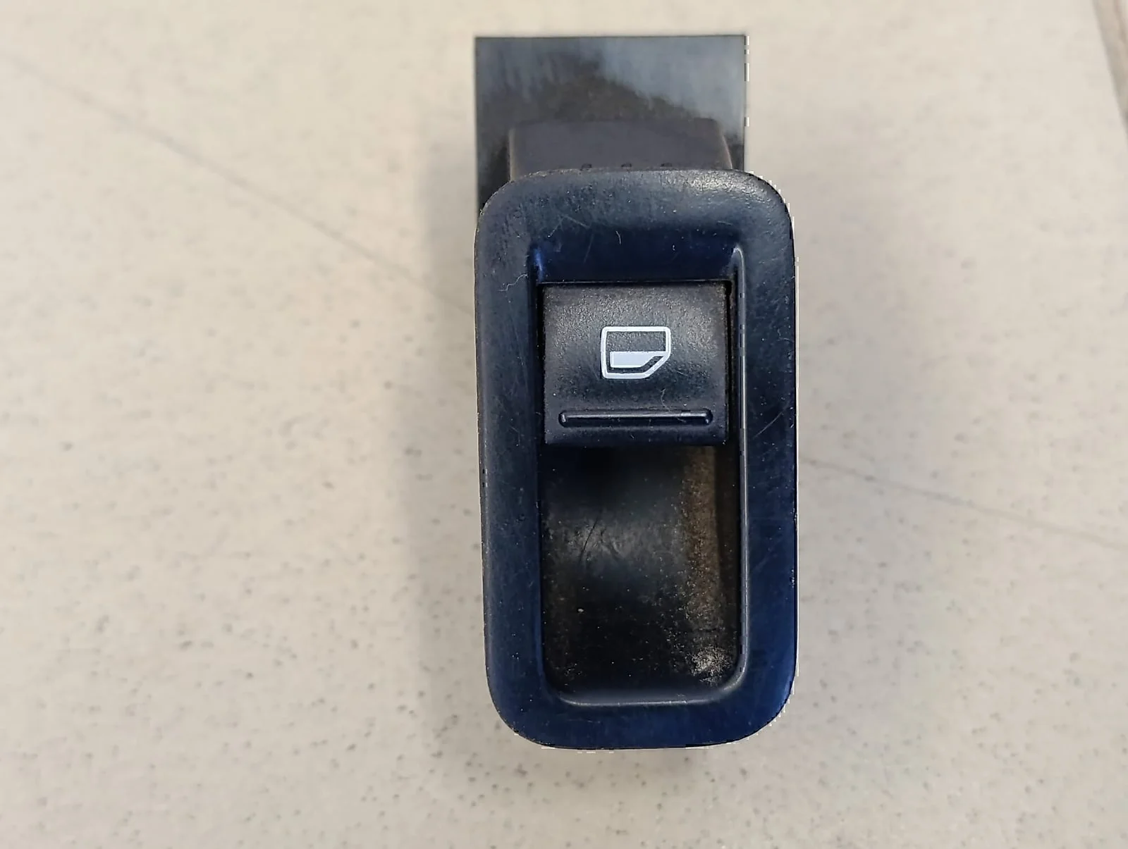 Кнопка стеклоподъемника VW Polo (Sed RUS) 2011> - изображение 1