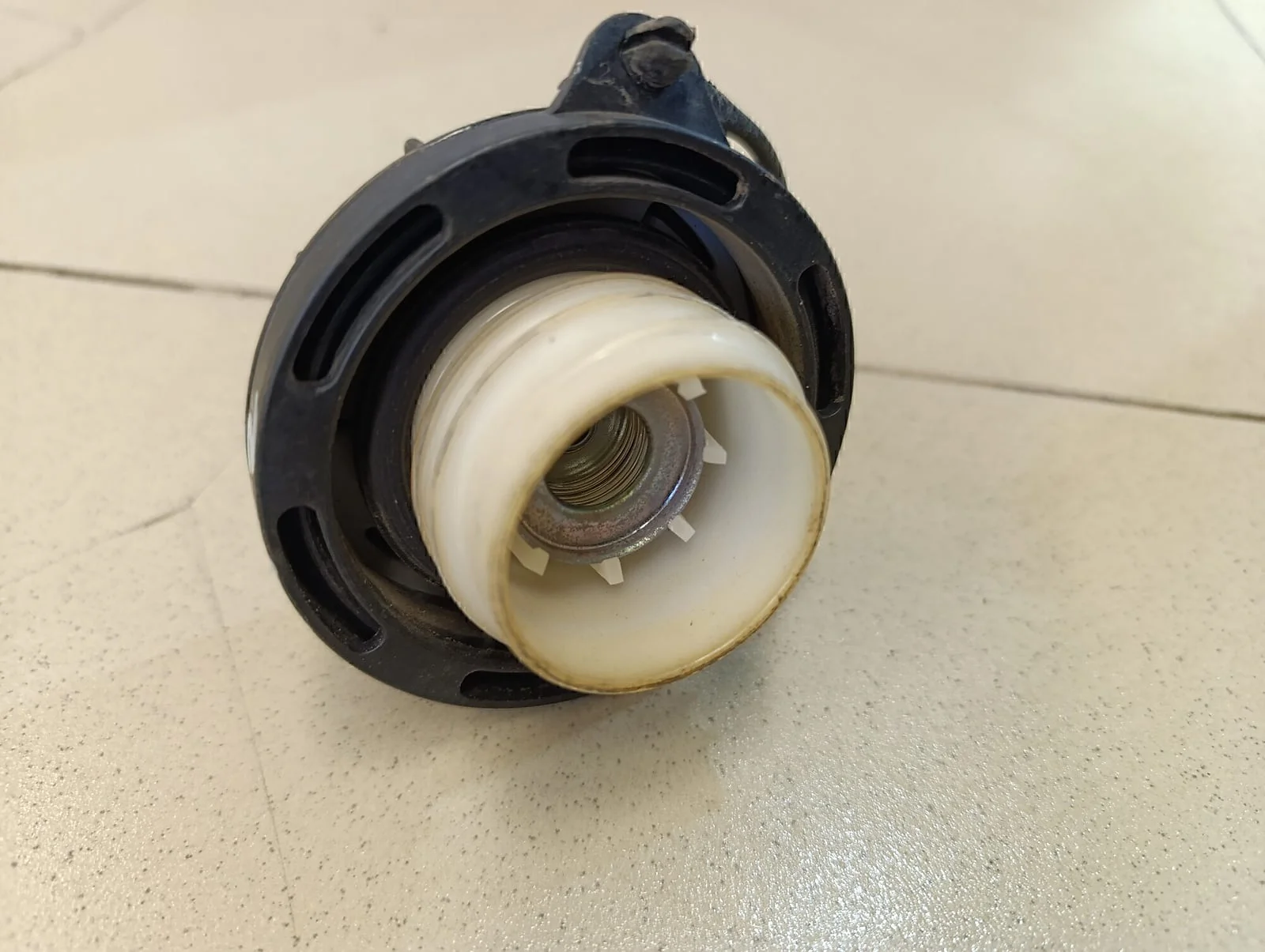 Крышка топливного бака Hyundai-KIA Elantra 2000-2005 - миниатюра 2