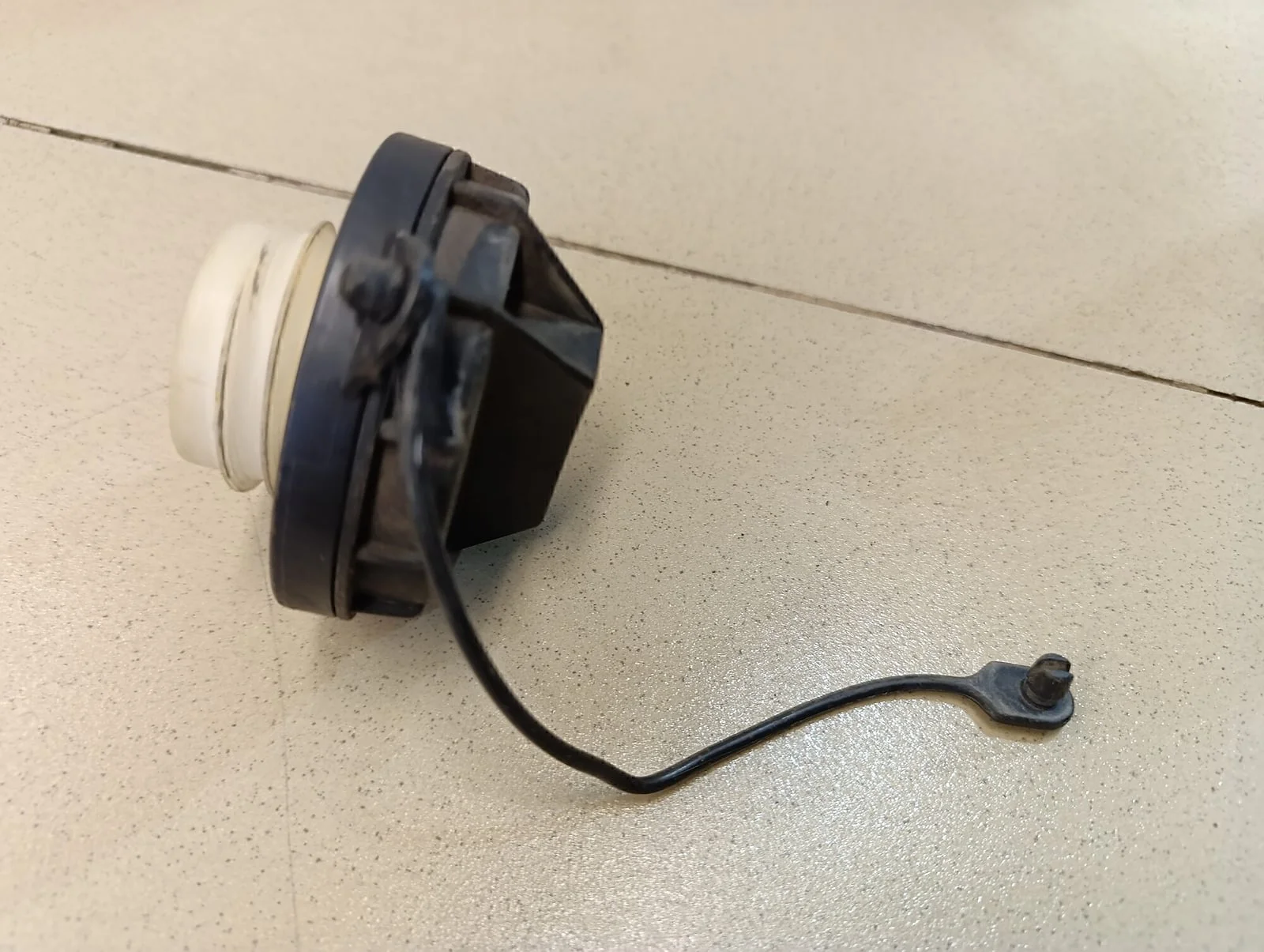 Крышка топливного бака Hyundai-KIA Elantra 2000-2005 - миниатюра 3