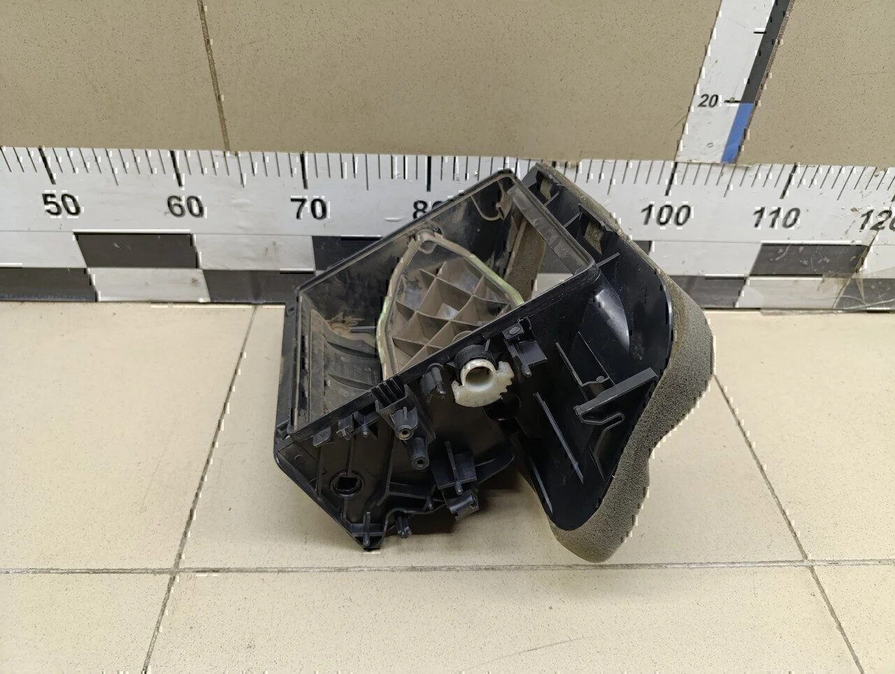 Воздухозаборник (внутри) Audi Jetta 2006-2011 - миниатюра 2