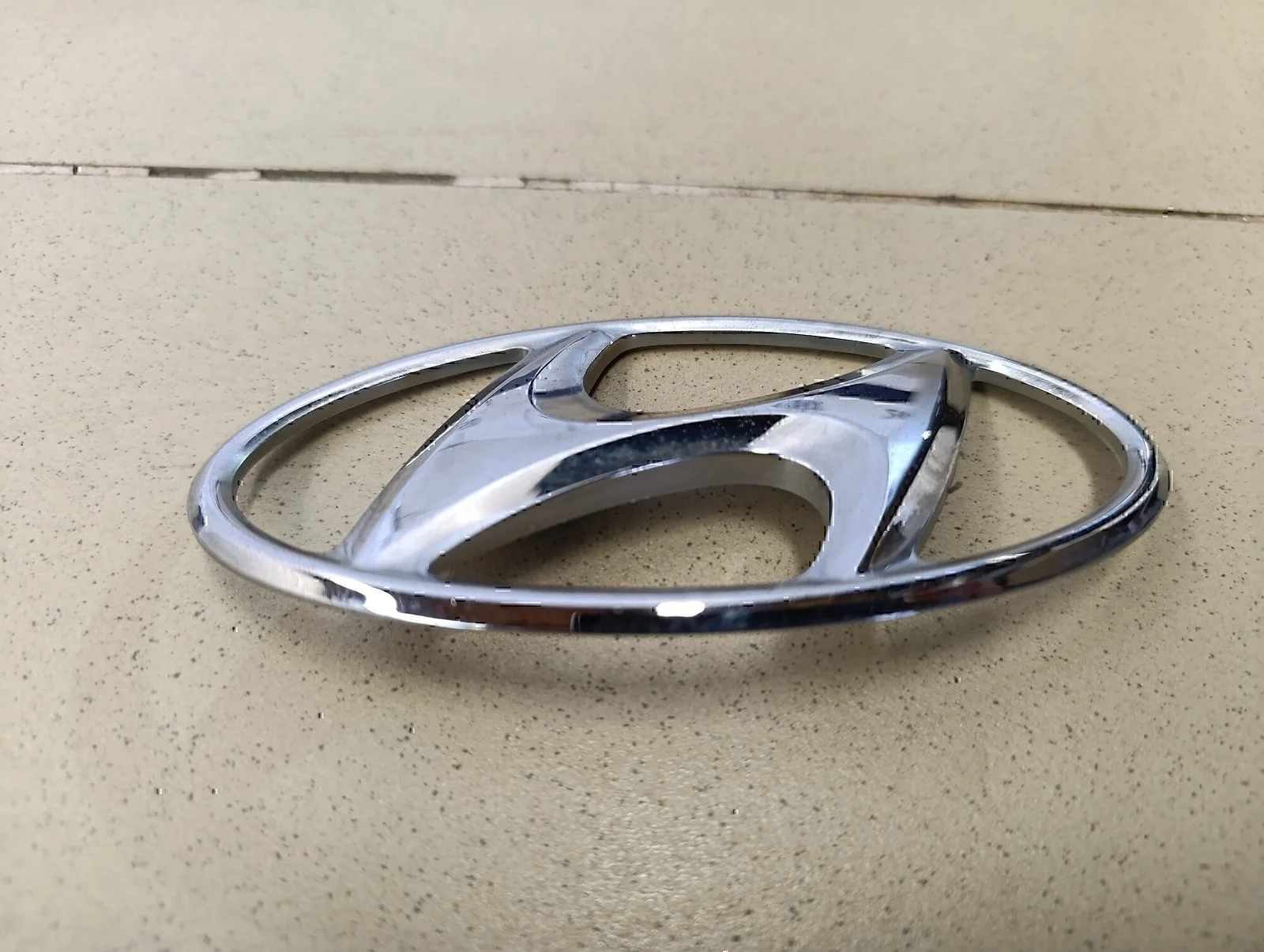 Эмблема Hyundai-KIA Solaris 2010-2017 - миниатюра 2
