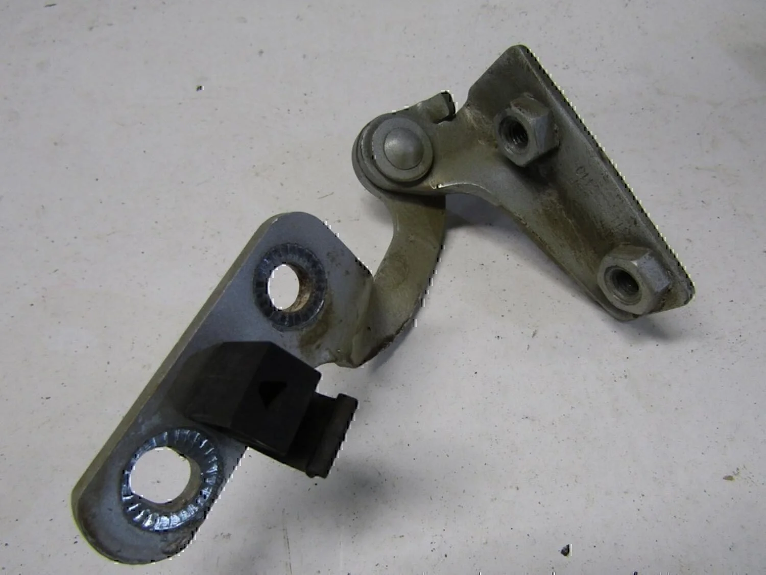 Петля двери багажника Chery Amulet (A15) 2006> - миниатюра 2