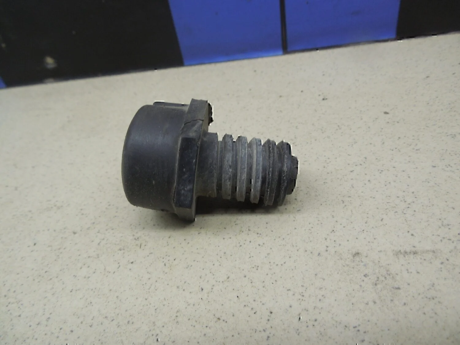 Отбойник капота FORD Fusion 2002-2012 - миниатюра 2