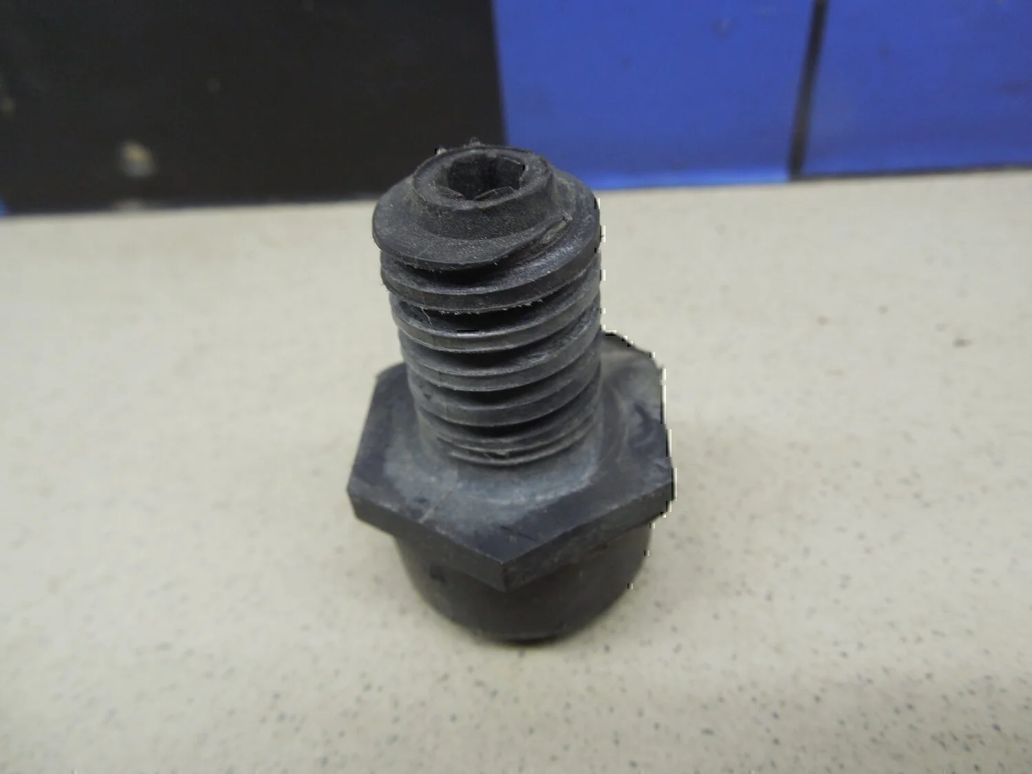 Отбойник капота FORD Fusion 2002-2012 - миниатюра 3