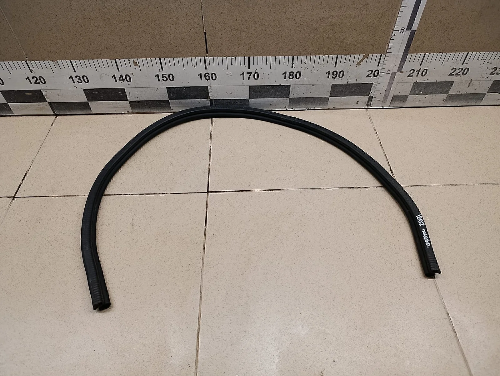 Уплотнитель капота FORD Transit/Tourneo Connect 2002-2013 - миниатюра 2