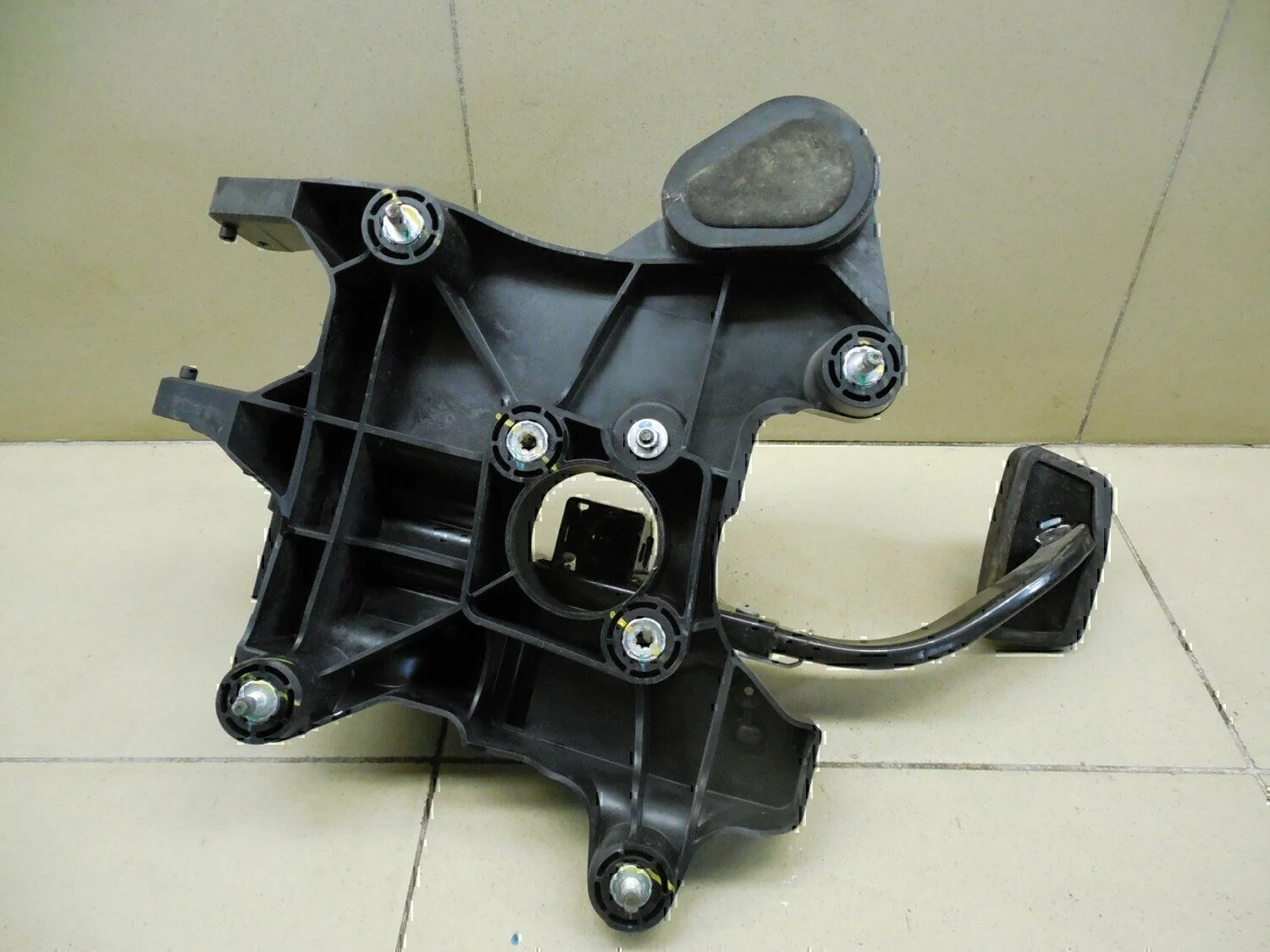 Педаль тормоза Chevrolet Aveo (T300) 2011> - миниатюра 3