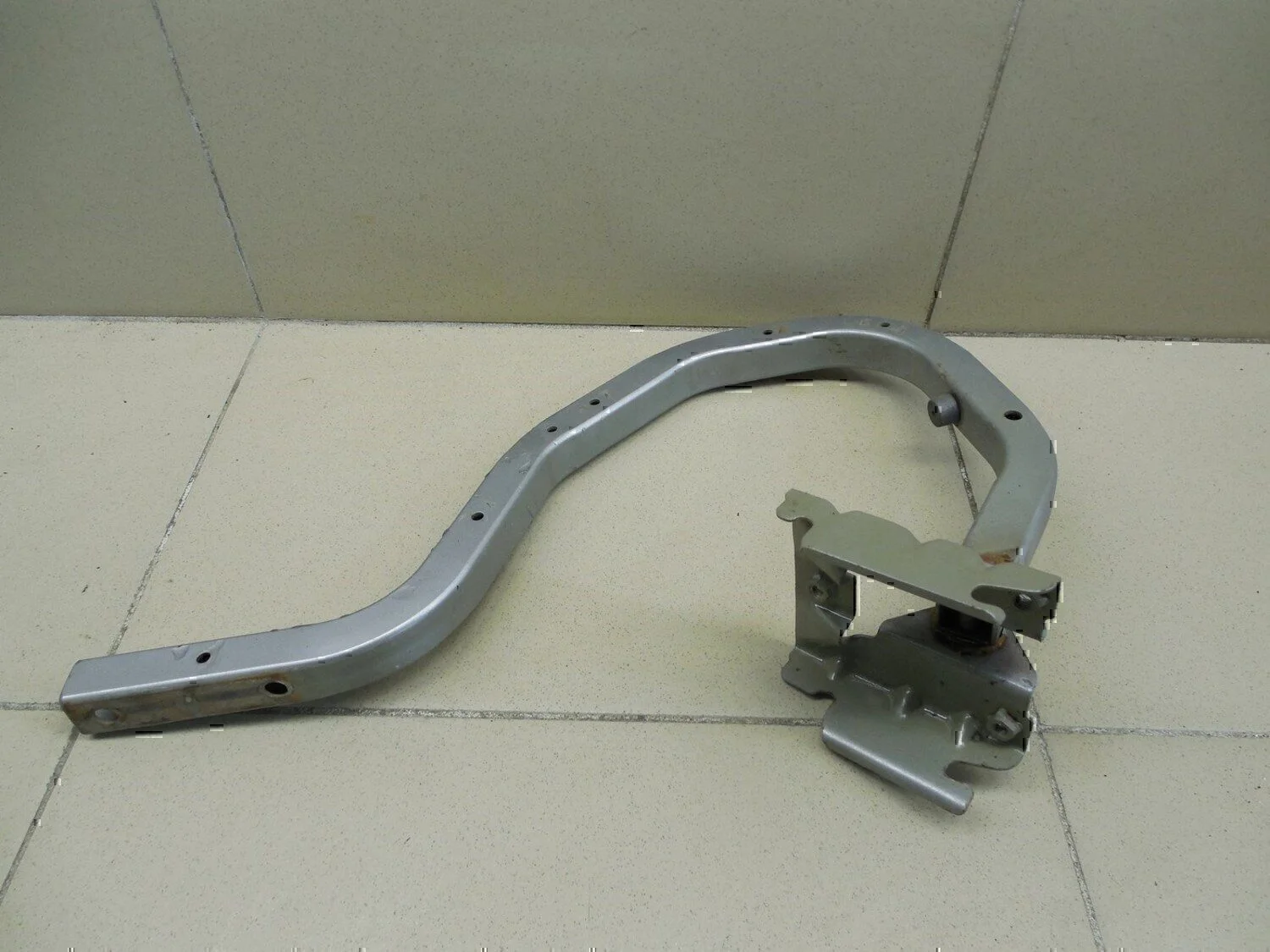 Петля крышки багажника NISSAN Almera N16 2000-2006 - миниатюра 2