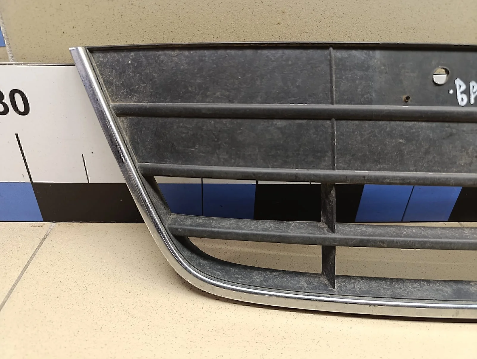 Решетка в бампер центральная VW Tiguan 2011-2016 - миниатюра 2