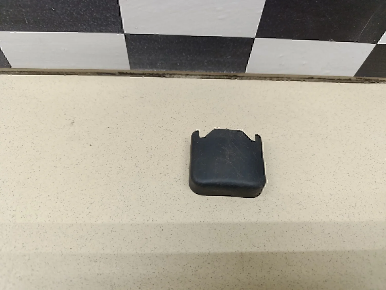 Крышка кронштейна сиденья NISSAN Note (E11) 2006-2013 - изображение 1
