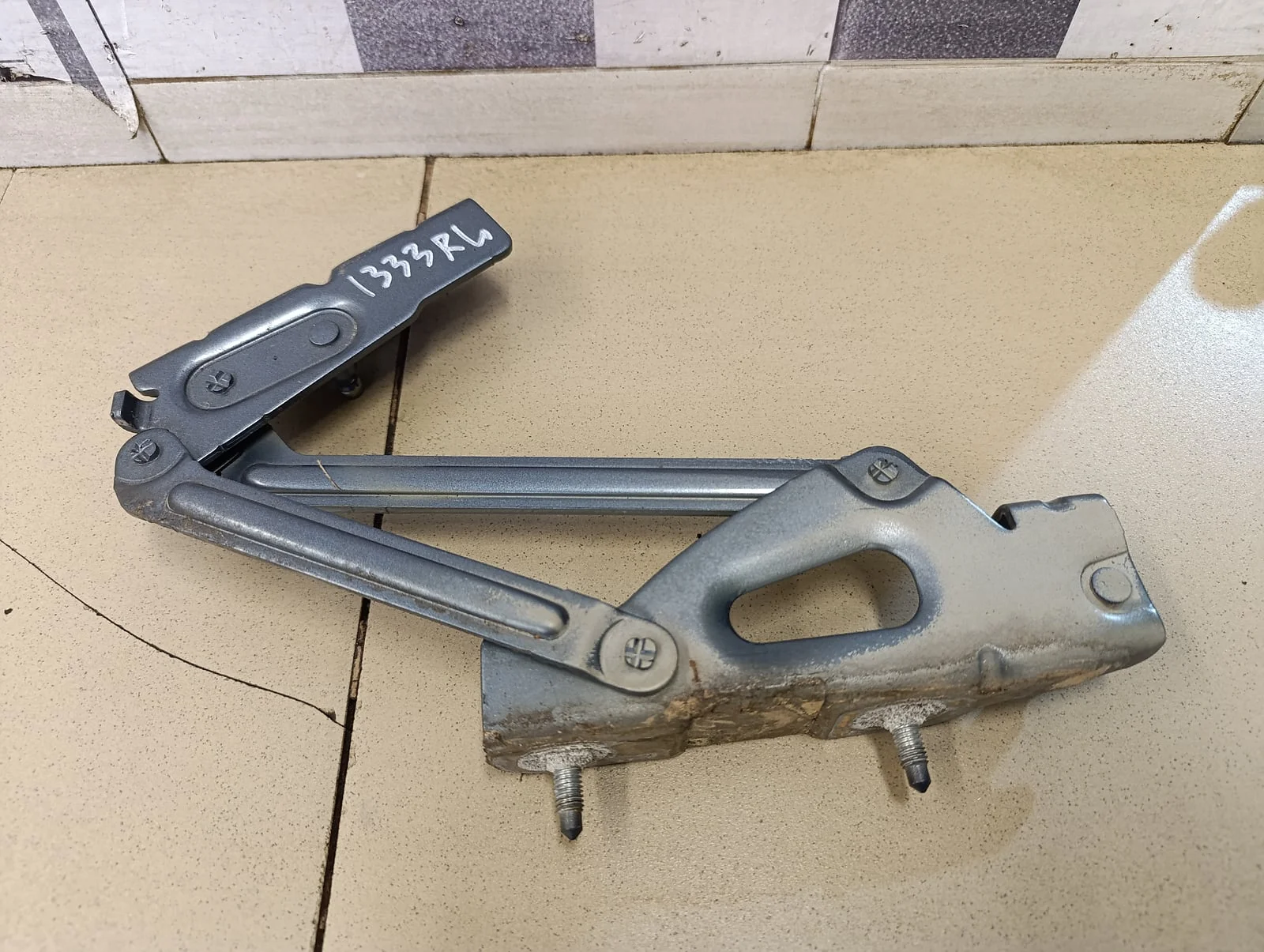 Петля крышки багажника левая PEUGEOT 407 2004-2010 - изображение 1