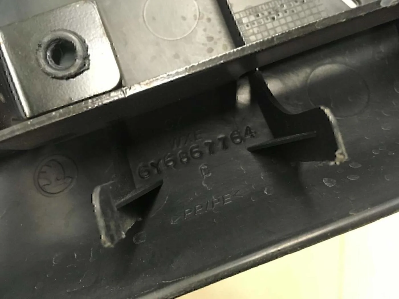 Держатель задней полки SKODA Fabia 1999-2006 - миниатюра 4